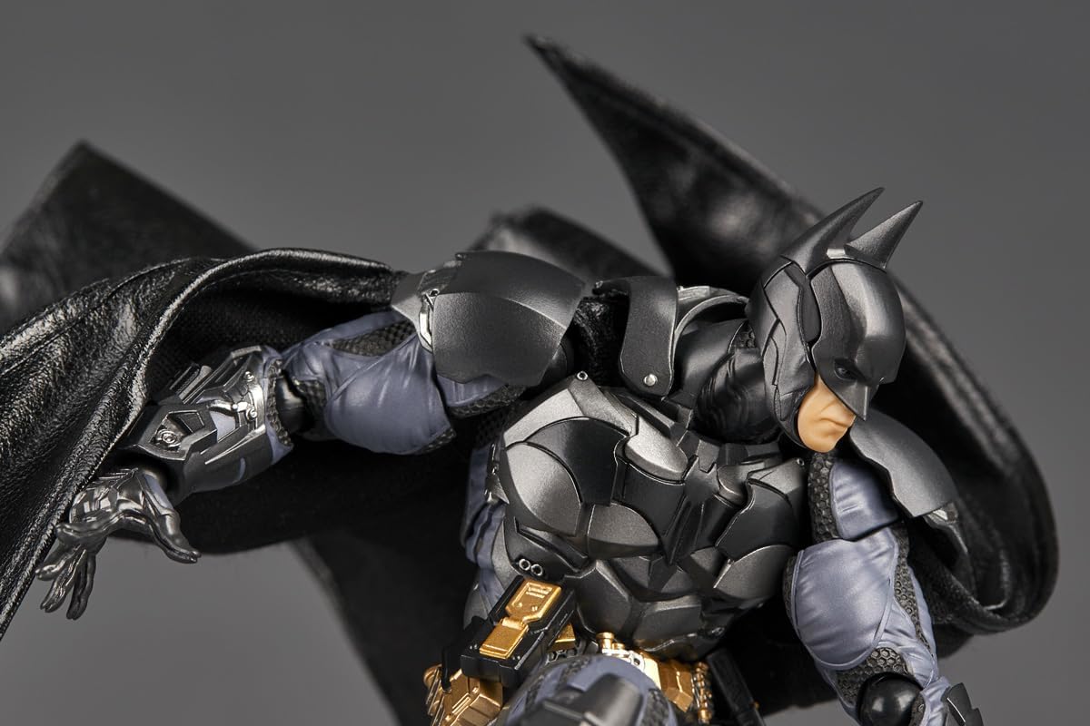 Kaiyodo Revoltech Incrível Yamaguchi Batman Arkham Knight Action Figure com globos oculares móveis, design articulado e capa com arame 