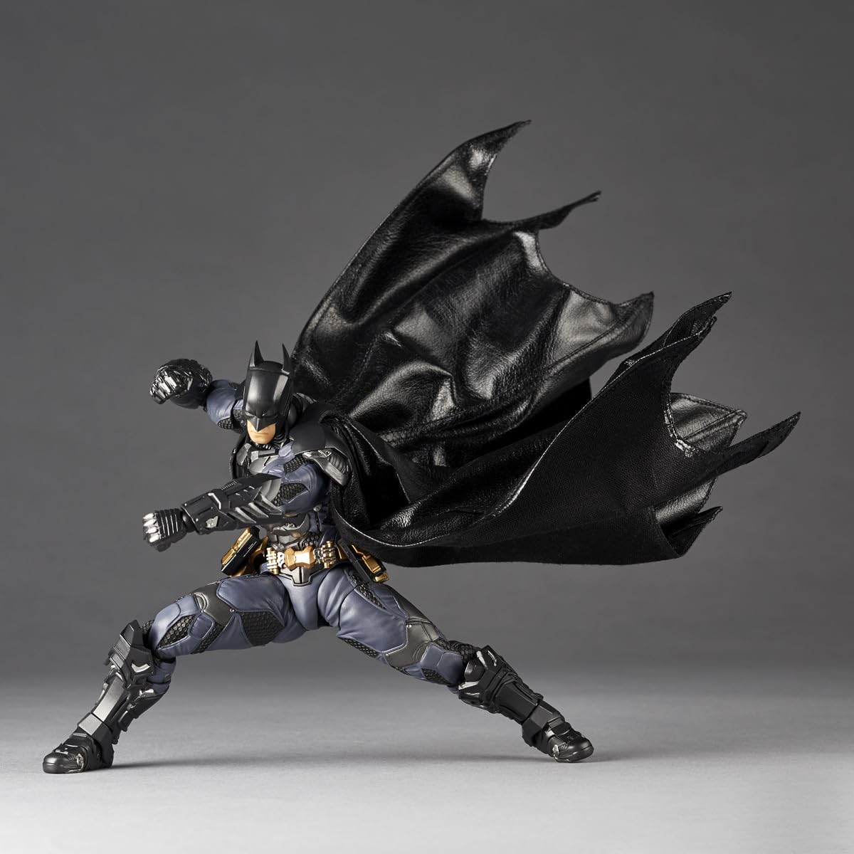 Kaiyodo Revoltech Incrível Yamaguchi Batman Arkham Knight Action Figure com globos oculares móveis, design articulado e capa com arame 