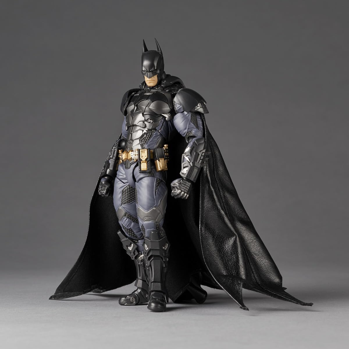 Kaiyodo Revoltech Incrível Yamaguchi Batman Arkham Knight Action Figure com globos oculares móveis, design articulado e capa com arame 