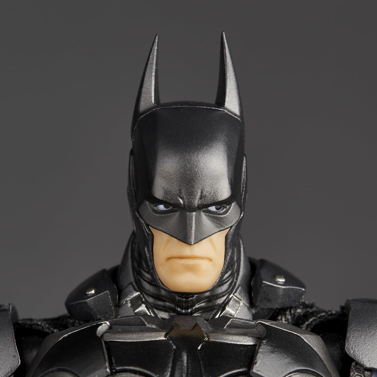Kaiyodo Revoltech Incrível Yamaguchi Batman Arkham Knight Action Figure com globos oculares móveis, design articulado e capa com arame 