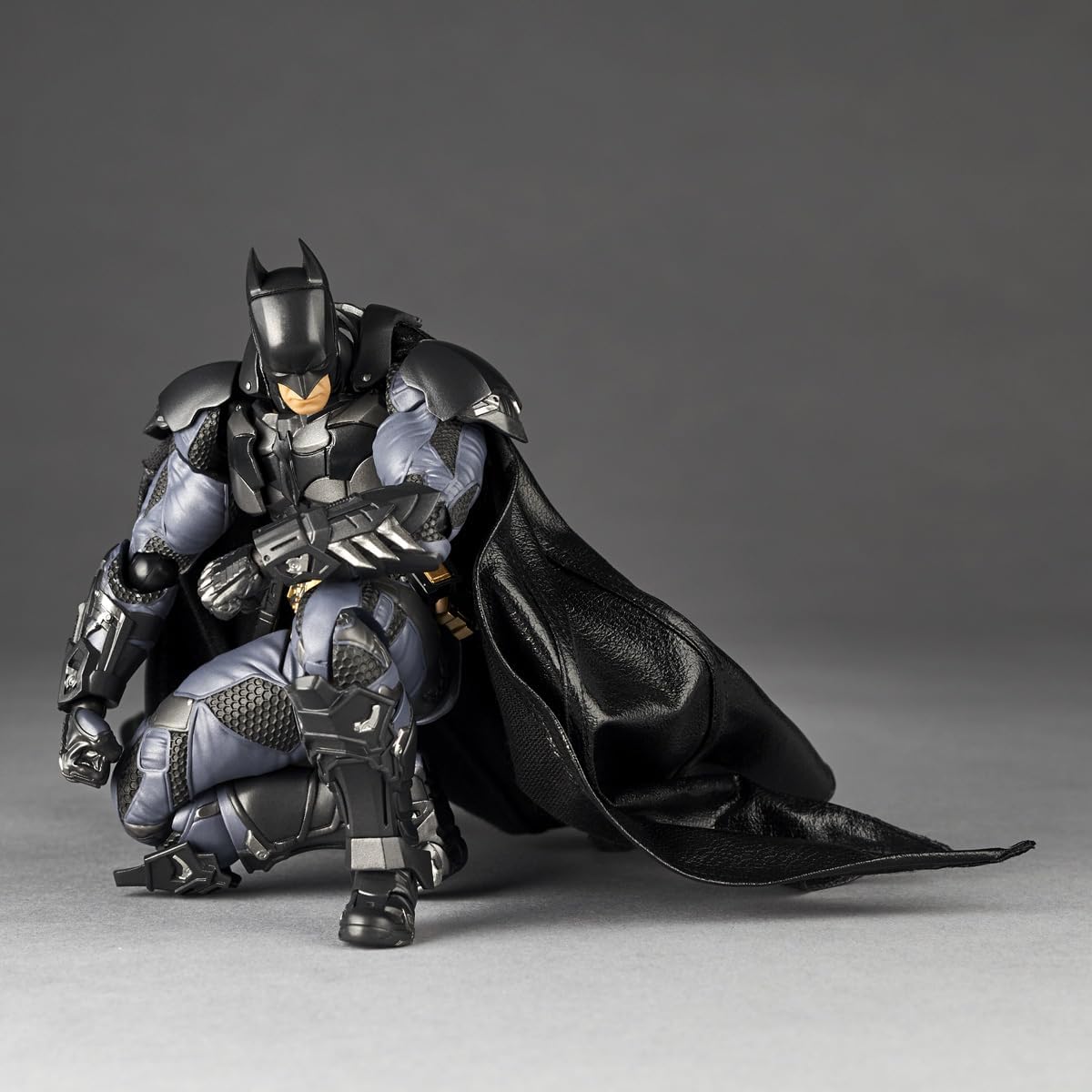 Kaiyodo Revoltech Incrível Yamaguchi Batman Arkham Knight Action Figure com globos oculares móveis, design articulado e capa com arame 