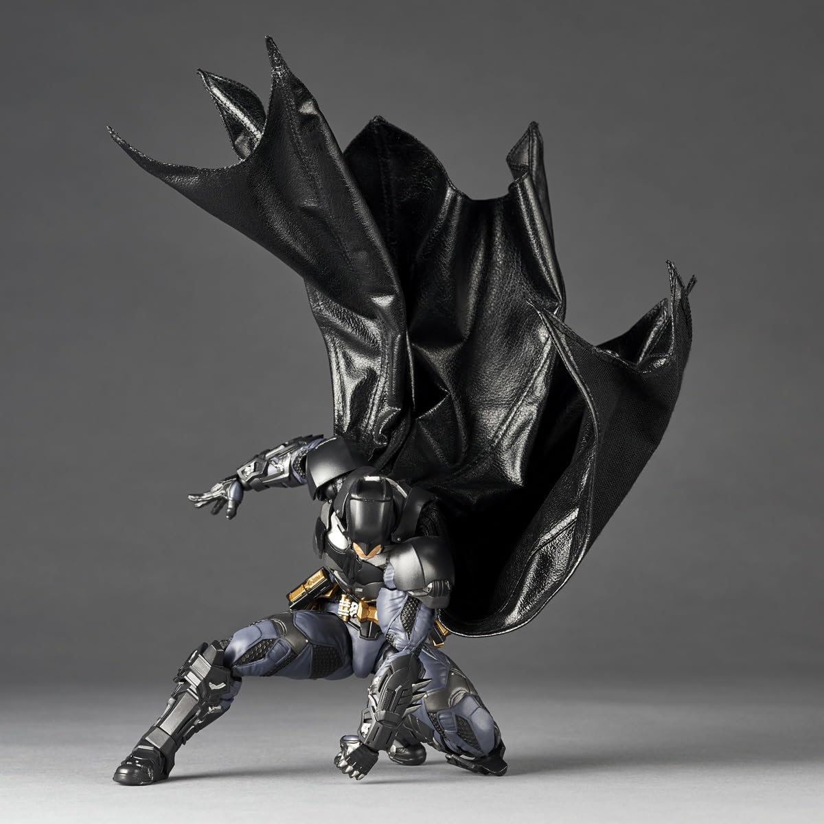 Kaiyodo Revoltech Incrível Yamaguchi Batman Arkham Knight Action Figure com globos oculares móveis, design articulado e capa com arame 